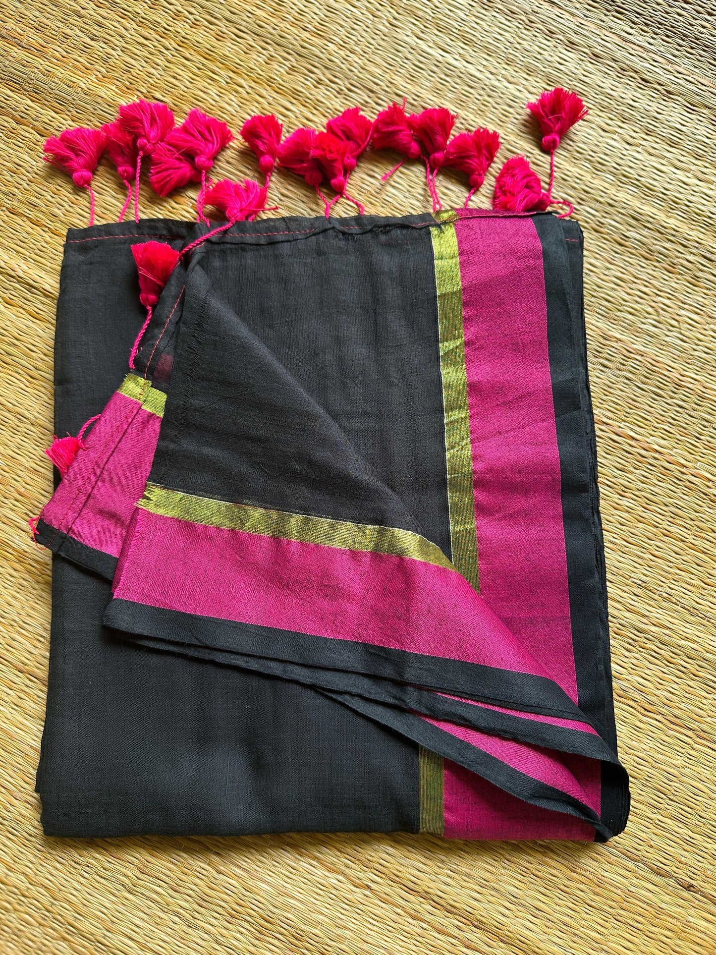Chakorī 🖤🩷( mul cotton saree without blouse)