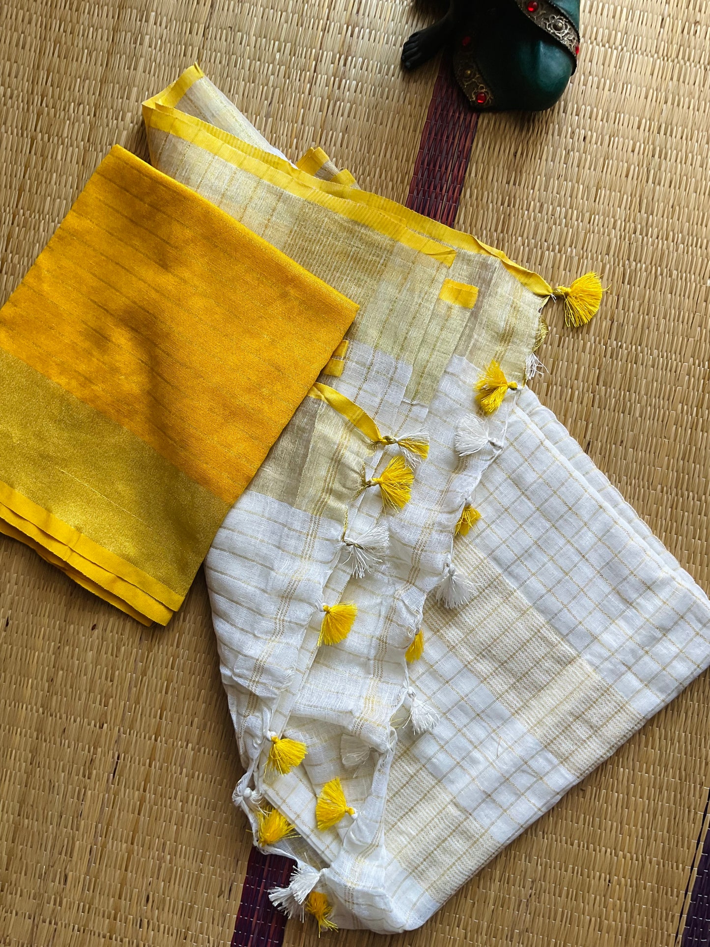 തുമ്പപ്പൂ💛( Yellow Linen Soft Cotton Saree with Matching Blouse piece)