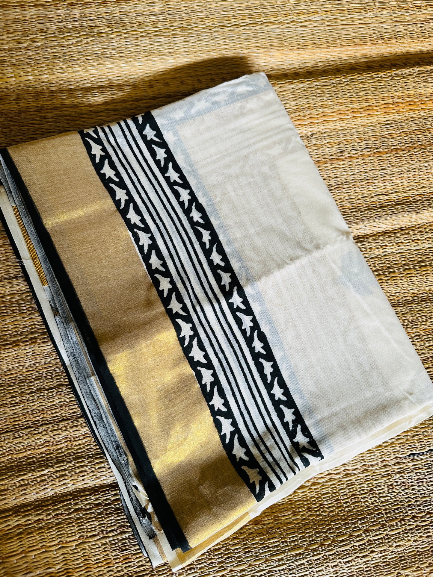 അത്തം(saree comes with a matching running blouse)