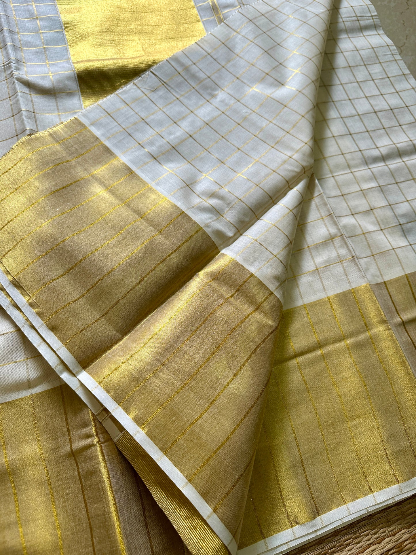 സുവർണ്ണ🌟(saree comes with a matching running blouse)