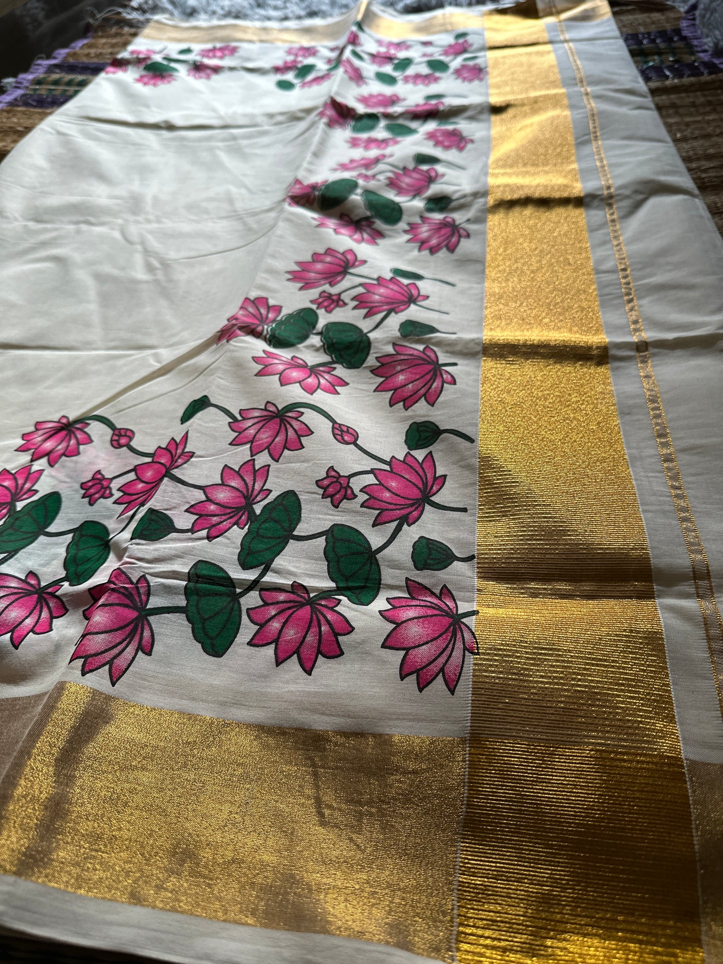 അനിഴം(saree comes with a matching running blouse)