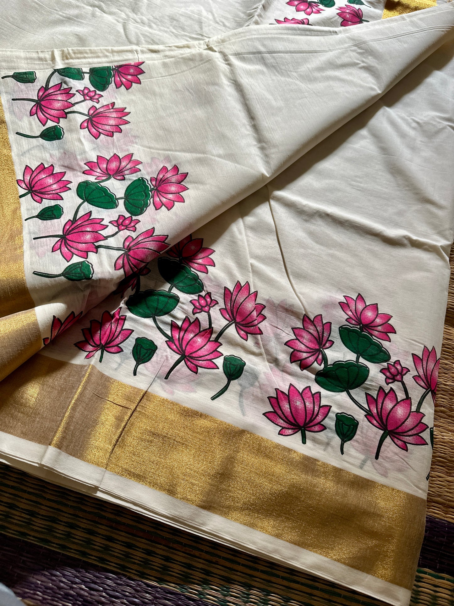 അനിഴം(saree comes with a matching running blouse)