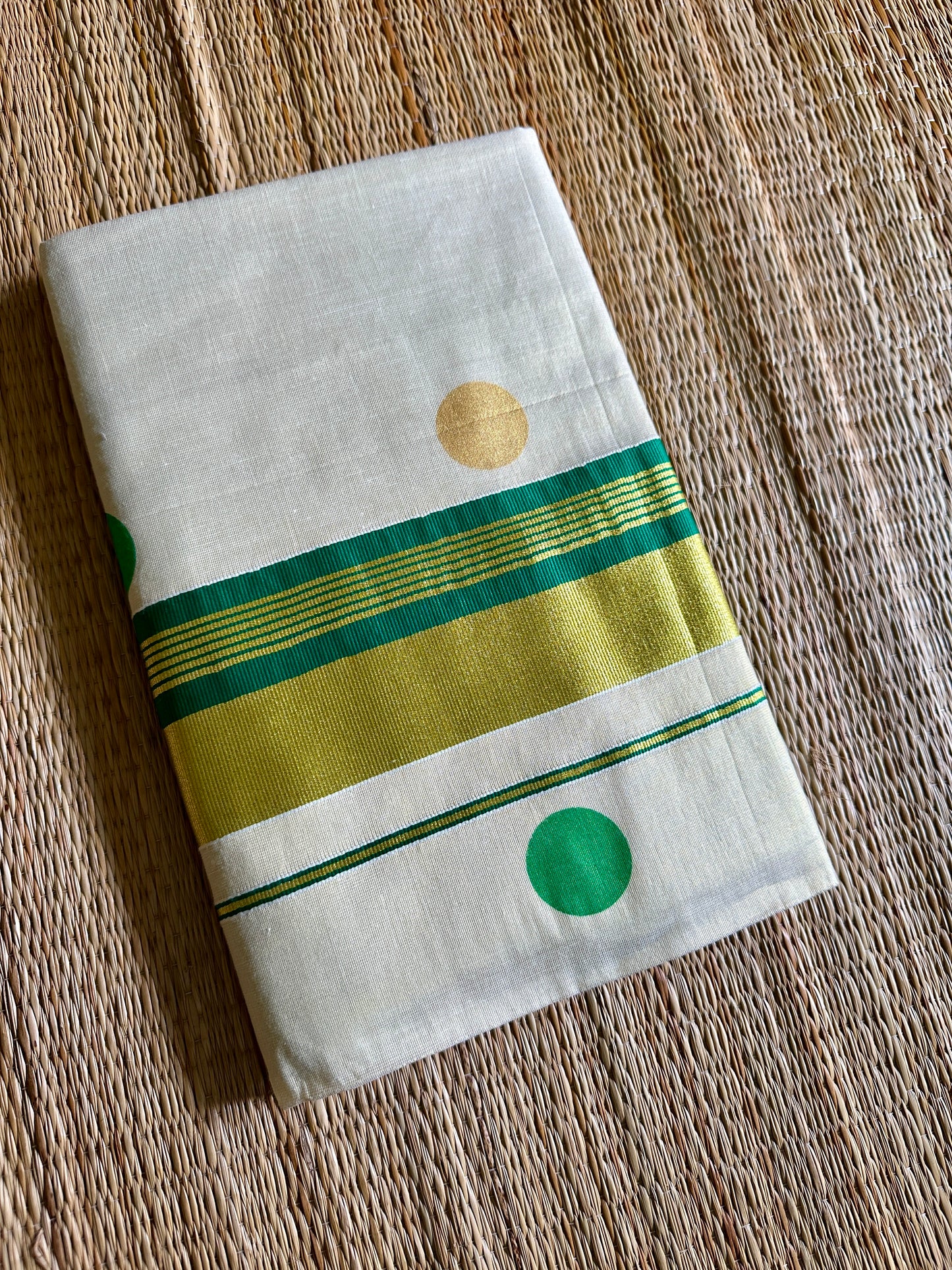 നിറപ്പൊട്ട് 💚(saree comes with a matching running blouse)