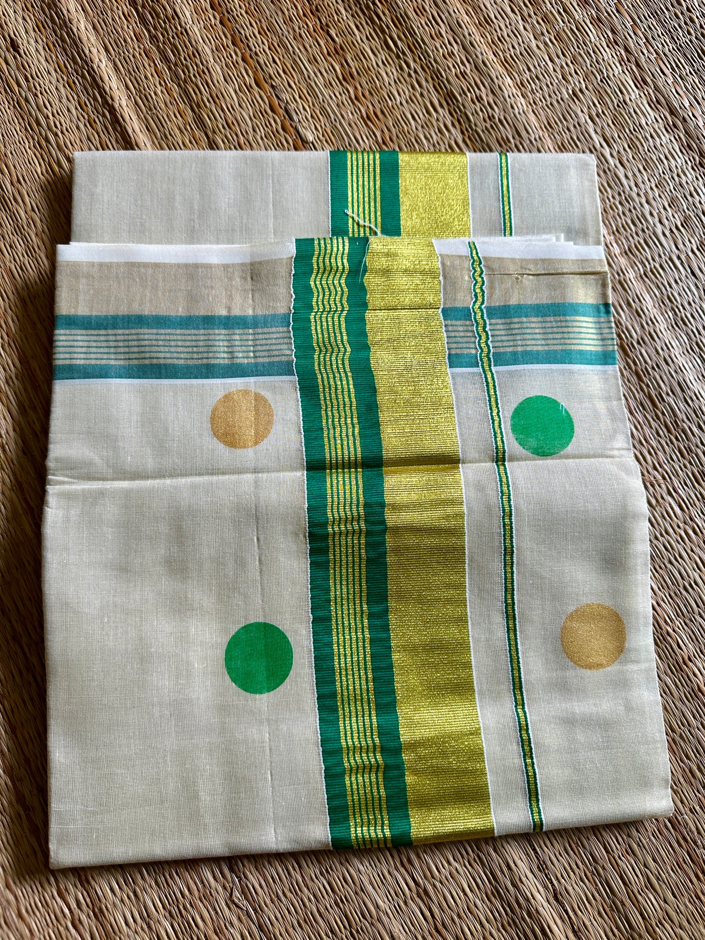 നിറപ്പൊട്ട് 💚(saree comes with a matching running blouse)