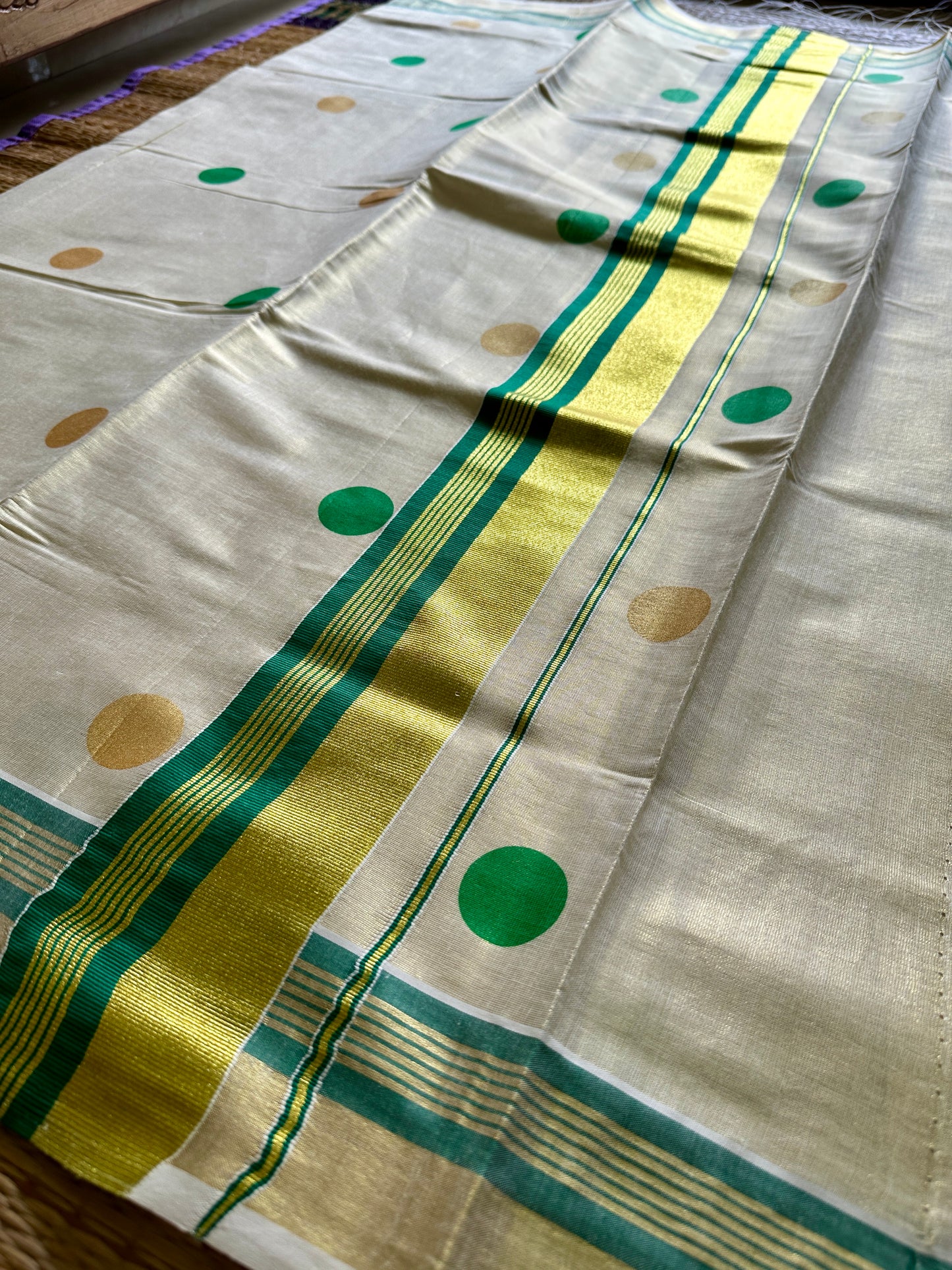 നിറപ്പൊട്ട് 💚(saree comes with a matching running blouse)