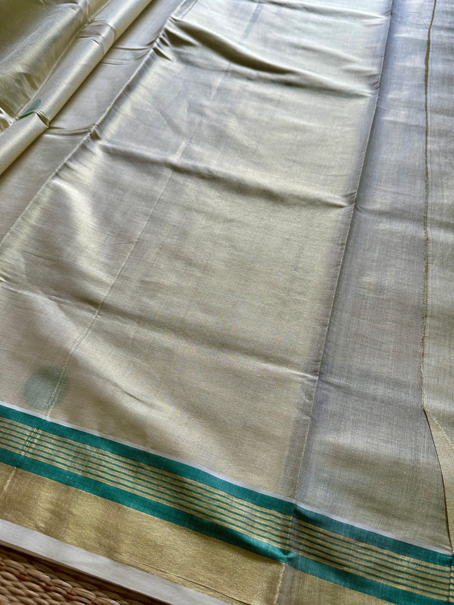 നിറപ്പൊട്ട് 💚(saree comes with a matching running blouse)